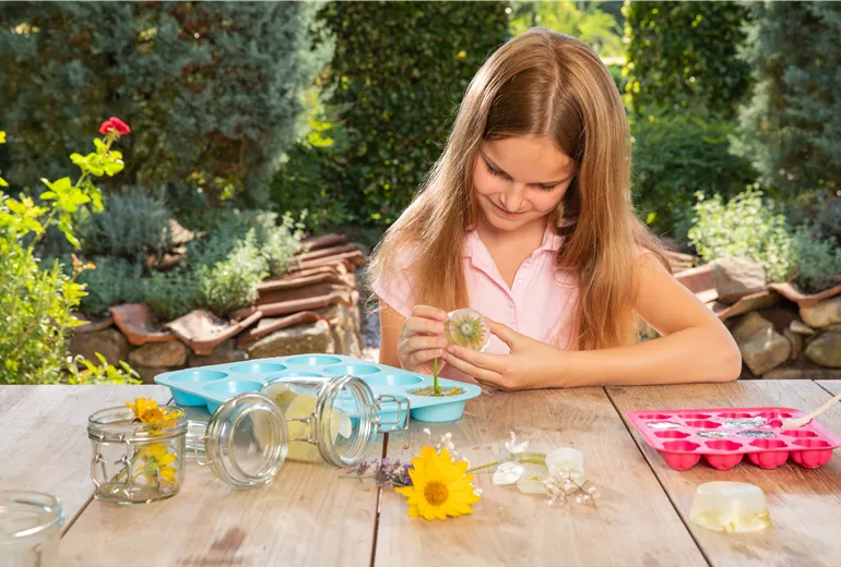 Kind mit Blumenseife