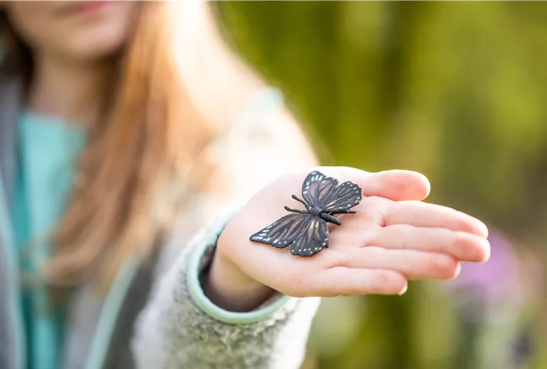 Kind mit Schmetterling