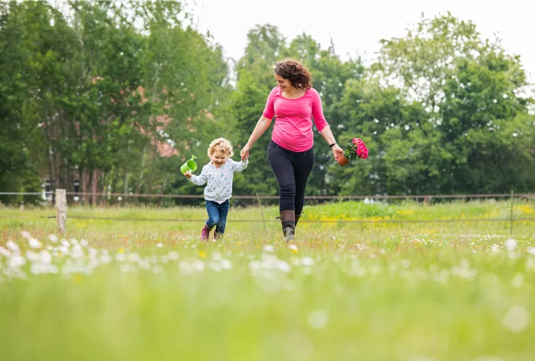 Muttertag - Mutter und Kind auf Wiese