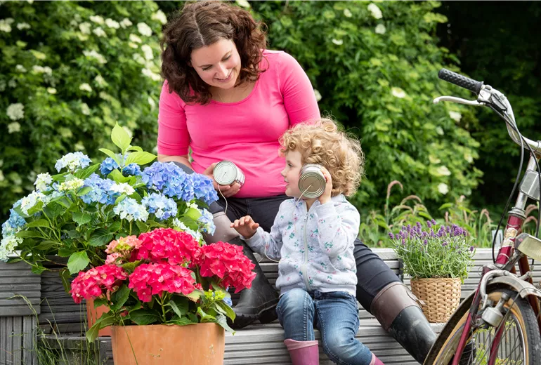 Muttertag - Mutter und Kind im Garten