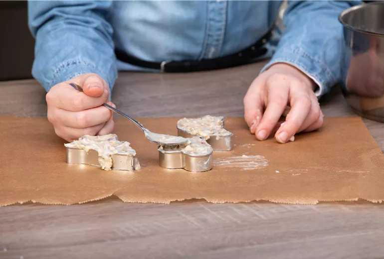 Form mit Vogelfutter befüllen