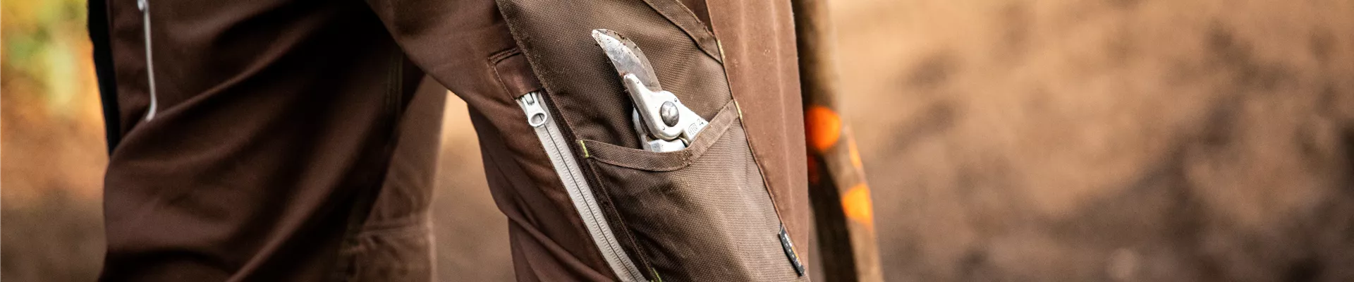 Gartenbau - Arbeitshose mit Gartenschere