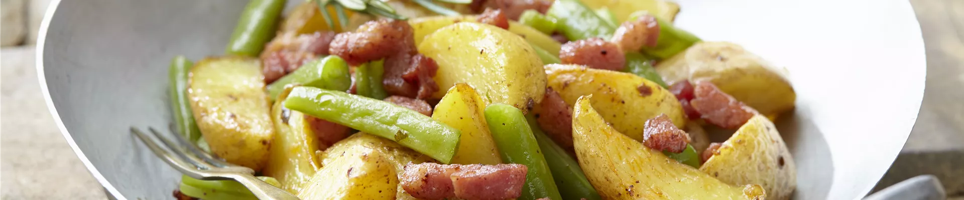 Kartoffelspalten mit Bohnen und Speck
