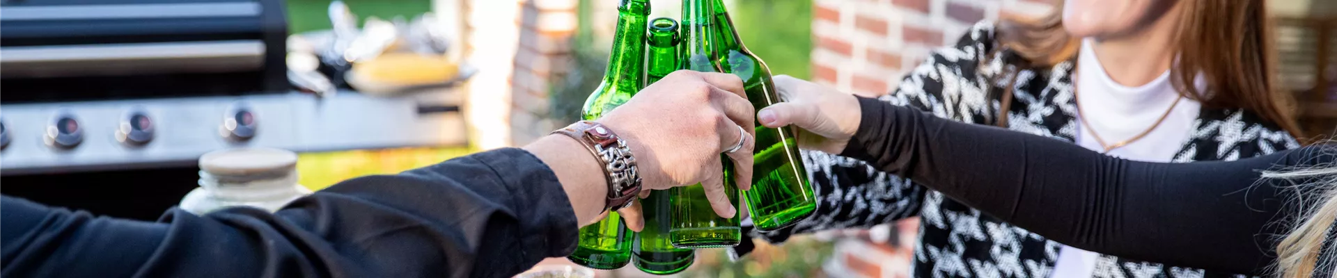 Grillen im Garten - anstoßen mit Bier