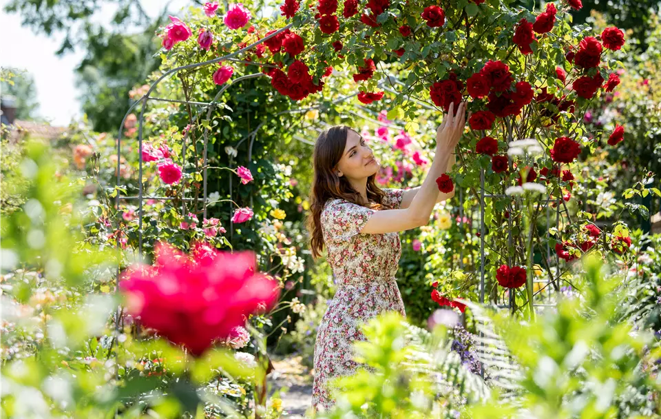 Frau im Rosengarten