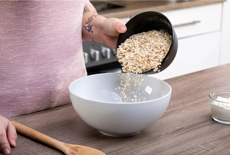 Hundesnacks - Haferflocken einfüllen