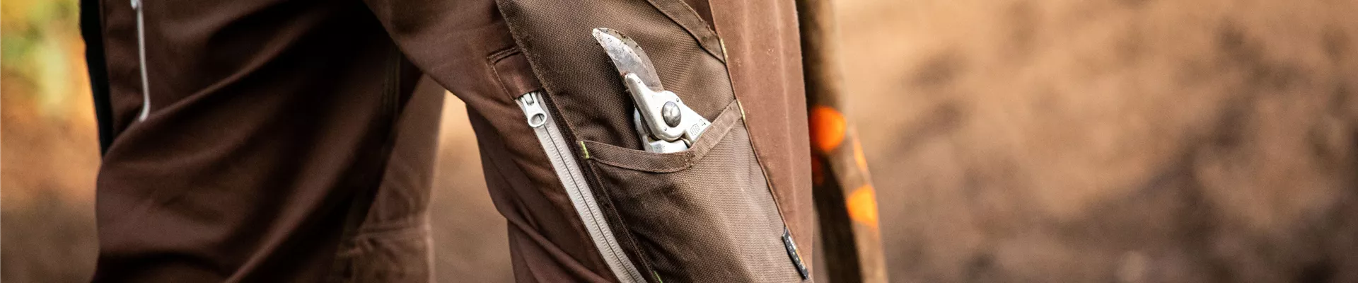 Gartenbau - Arbeitshose mit Gartenschere